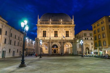 Palazzo della Loggia Sarayı Rönesans tarzı bina ve Piazza della Loggia Meydanı sokak lambaları