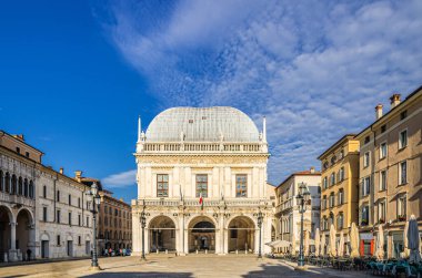 Palazzo della Loggia Sarayı Rönesans tarzı bina ve Piazza della Loggia sokak lambaları