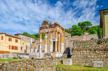 Brixia Capitolium ya da Capitoline Triad Tapınağı ya da Tempio Capitolino kalıntıları ve Santuario