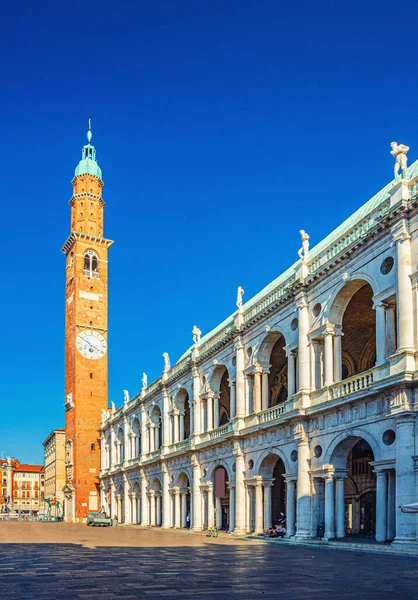 Bazilika Palladiana reneszánsz épület és Torre Bissara óratorony Piazza dei Signori — Stock Fotó