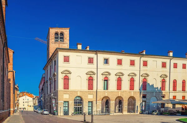 Pałac Palazzo delle Opere Pałac socjalistyczny z ceglaną wieżą na placu Piazza del Duomo — Zdjęcie stockowe
