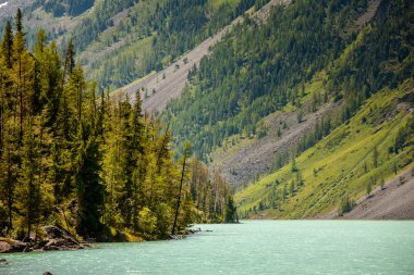 Altay Dağları Highlands Gölü ile güzel manzara