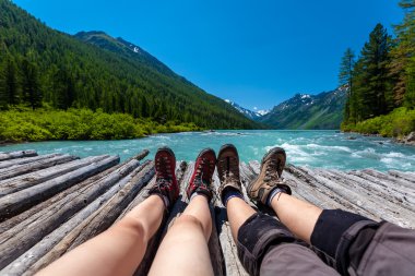 Backpackers dinlenme yeşil dağlık Altay Dağları, Rusya Federasyonu