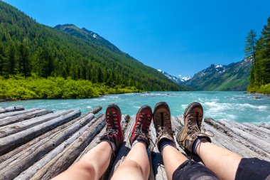 Backpackers dinlenme yeşil dağlık Altay Dağları, Rusya Federasyonu