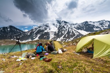 Backpackers dinlenme yeşil dağlık Altay Dağları, Rusya Federasyonu