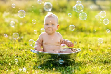 Mutlu bebek banyo bir kapta yaz aylarında