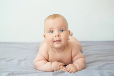 Şirin bebek çocuk kameraya bakıyor