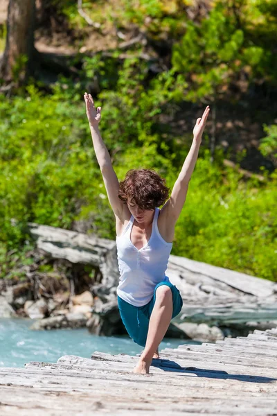 Woman is doing yoga excercises in Altai mountains — Φωτογραφία Αρχείου