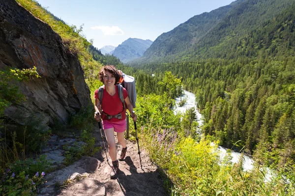 Hiker in highlands of Altai mountains, Russia — Φωτογραφία Αρχείου