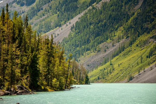 Hermoso paisaje de las montañas de Altai con lago —  Fotos de Stock