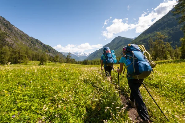 Gençler Altay Dağları, Rusya'nın dağlık bölgelerde hiking — Stok fotoğraf