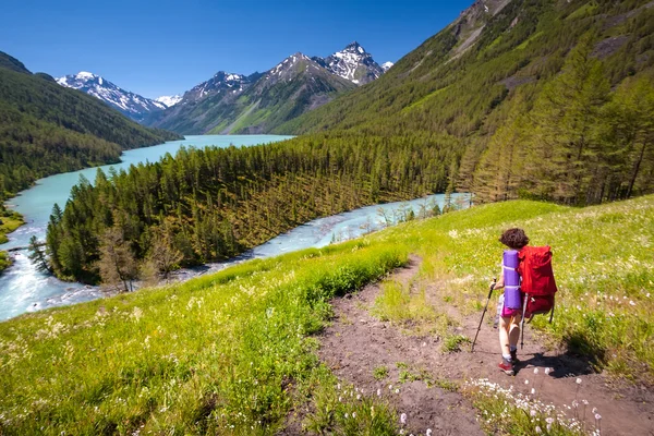 Woman hike with backpack at the lake of highlands of Altai mount — ストック写真