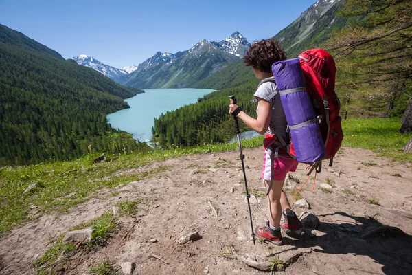 Woman hike with backpack at the lake of highlands of Altai mount — Stock fotografie