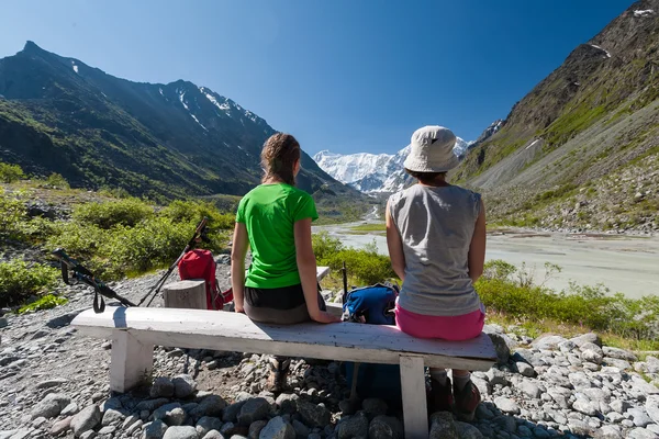 Backpackers dinlenme yeşil dağlık Altay Dağları, Rusya Federasyonu — Stok fotoğraf