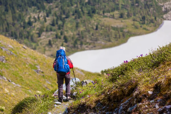 Woman hike with backpack at the lake of highlands of Altai mount — Φωτογραφία Αρχείου