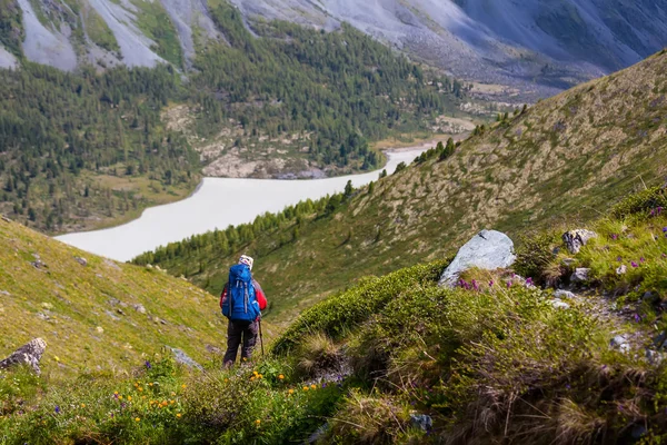 A hátizsák a tónál felföld Altaj mount nő túra — Stock Fotó