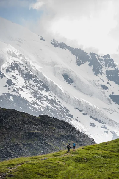 Los jóvenes están haciendo senderismo en las tierras altas de las montañas de Altai, Rusia — Foto de Stock