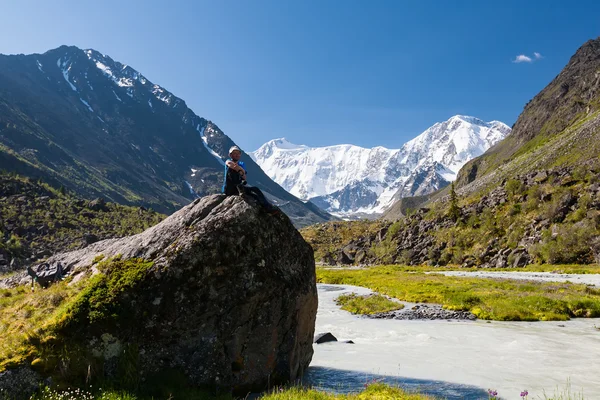 Backpacker spočívá v zelené vysočiny z Altaje, Rusko — Stock fotografie