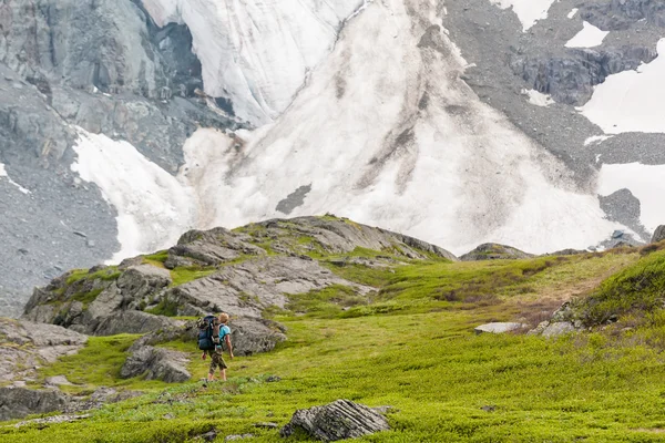 Senderista en las tierras altas de las montañas Altai, Rusia — Foto de Stock