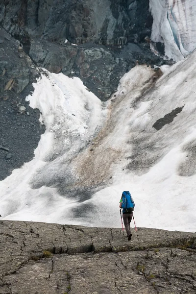 Hiker in highlands of Altai mountains, Russia — Φωτογραφία Αρχείου