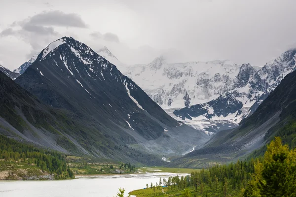 Altay Dağları Highlands Gölü ile güzel manzara — Stok fotoğraf