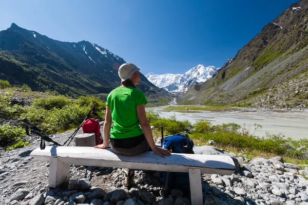 Mochilero descansa en verdes tierras altas de las montañas de Altai, Rusia — Foto de Stock