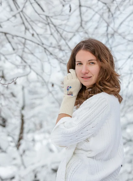 Attraente giovane donna in inverno all'aperto — Foto Stock