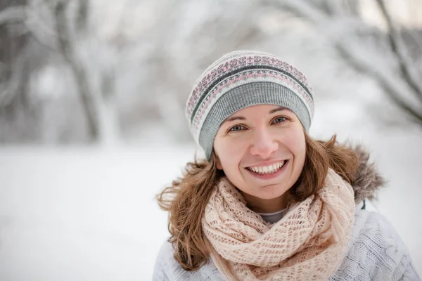 Atractiva joven mujer en invierno al aire libre —  Fotos de Stock