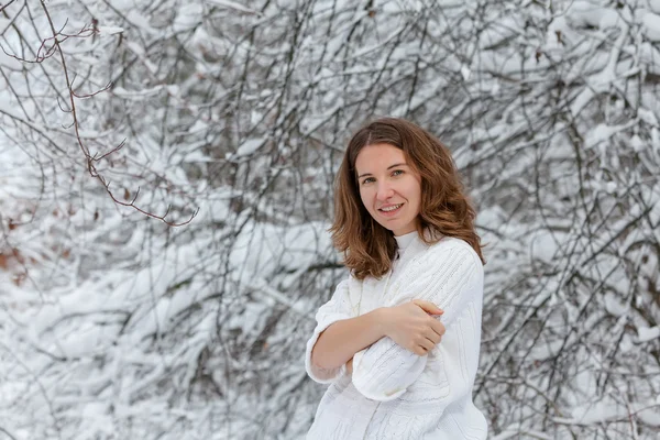 Jovem mulher atraente no inverno ao ar livre — Fotografia de Stock
