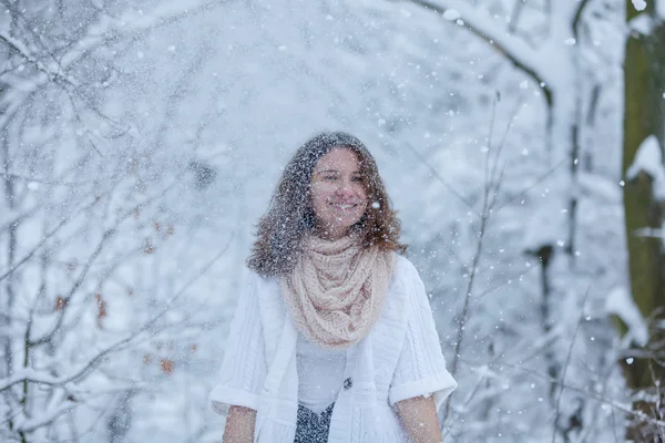 冬の屋外で魅力的な若い女性 — ストック写真