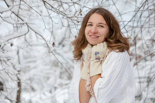 Attraente giovane donna in inverno all'aperto — Foto Stock