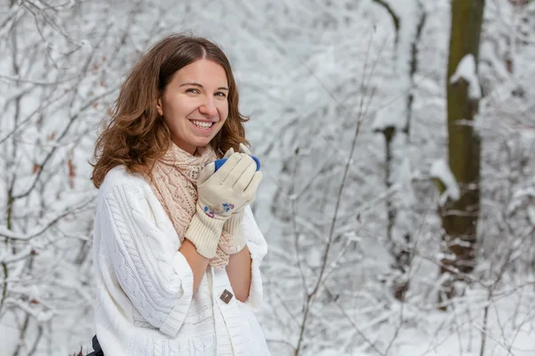 Atrakcyjna młoda kobieta w zimie na świeżym powietrzu — Zdjęcie stockowe