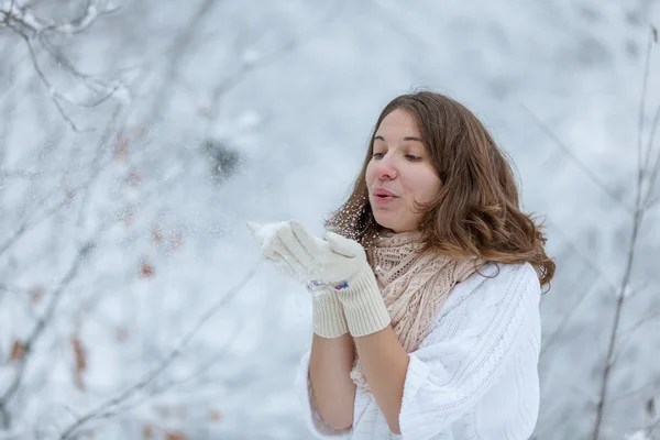 Attractive young woman in wintertime outdoor — Stock Photo, Image