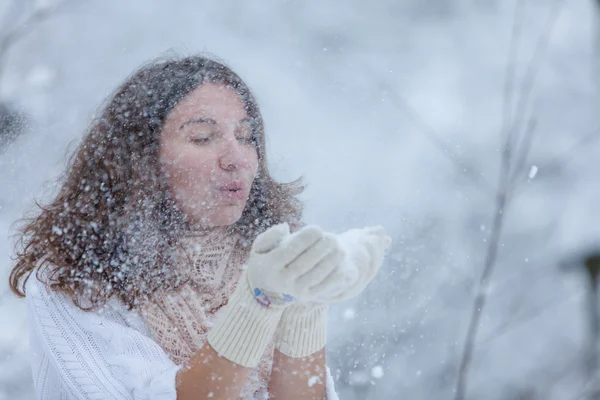 Attractive young woman in wintertime outdoor — Stock Photo, Image