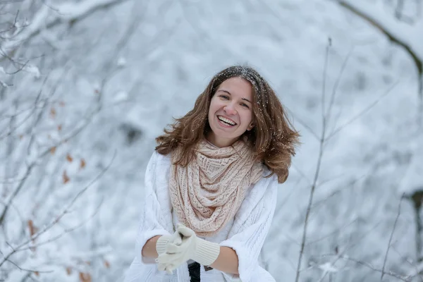 Attraente giovane donna in inverno all'aperto — Foto Stock