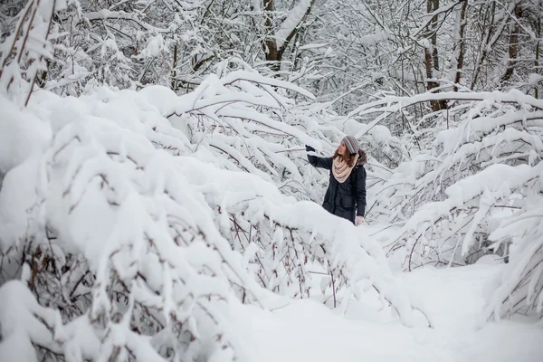 Attractive young woman in wintertime outdoor — Stock Photo, Image