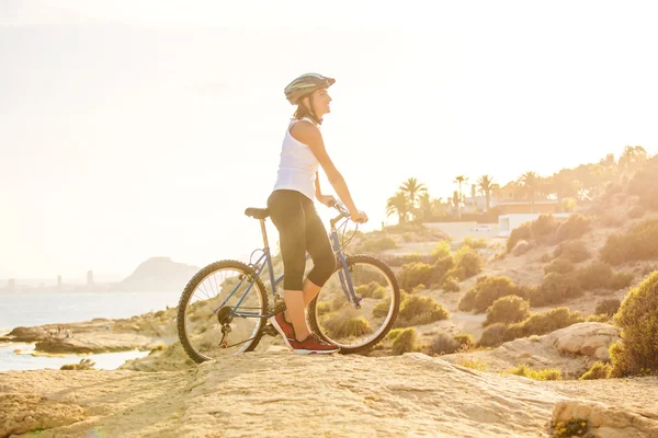 Femme en vacances vélo à la plage — Photo