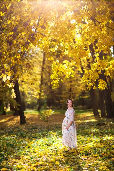 Kobieta w ciąży w jesieni — Zdjęcie stockowe