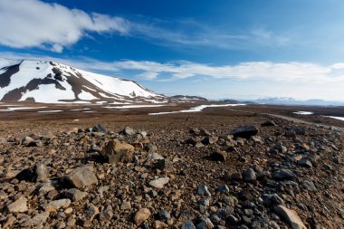 İzlanda'daki dağ manzaraya görüntülemek