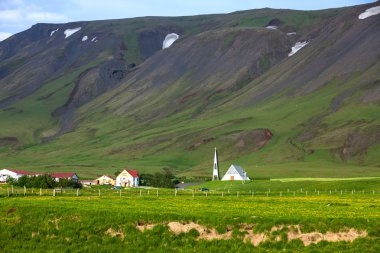 İzlanda'daki dağ manzaraya görüntülemek