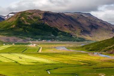 İzlanda'daki dağ manzaraya görüntülemek