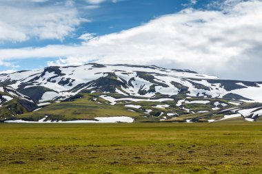 İzlanda'daki dağ manzaraya görüntülemek