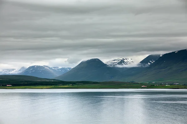 アイスランドの山の風景を見る — ストック写真