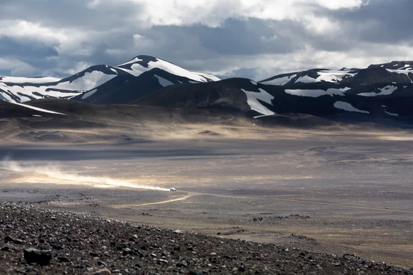 車横断アイスランド砂漠 — ストック写真