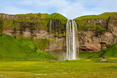 Seljalandsfoss en ünlü İzlandalı şelale