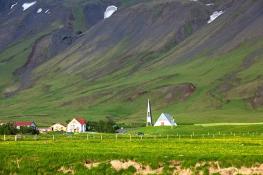 İzlanda'daki dağ manzaraya görüntülemek