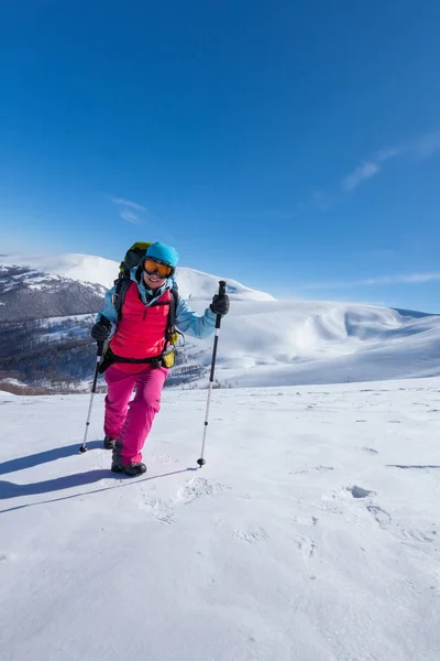Žena je Turistika v zasněžených zimních horách — Stock fotografie