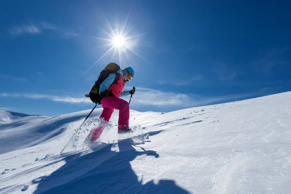 Vrouw is wandelen in de winter van de besneeuwde bergen — Stockfoto