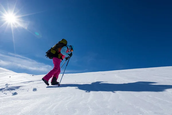 Frau wandert in verschneiten Winterbergen — Stockfoto