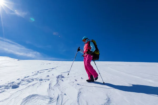 女性は雪に覆われた冬の山でのハイキングします。 — ストック写真